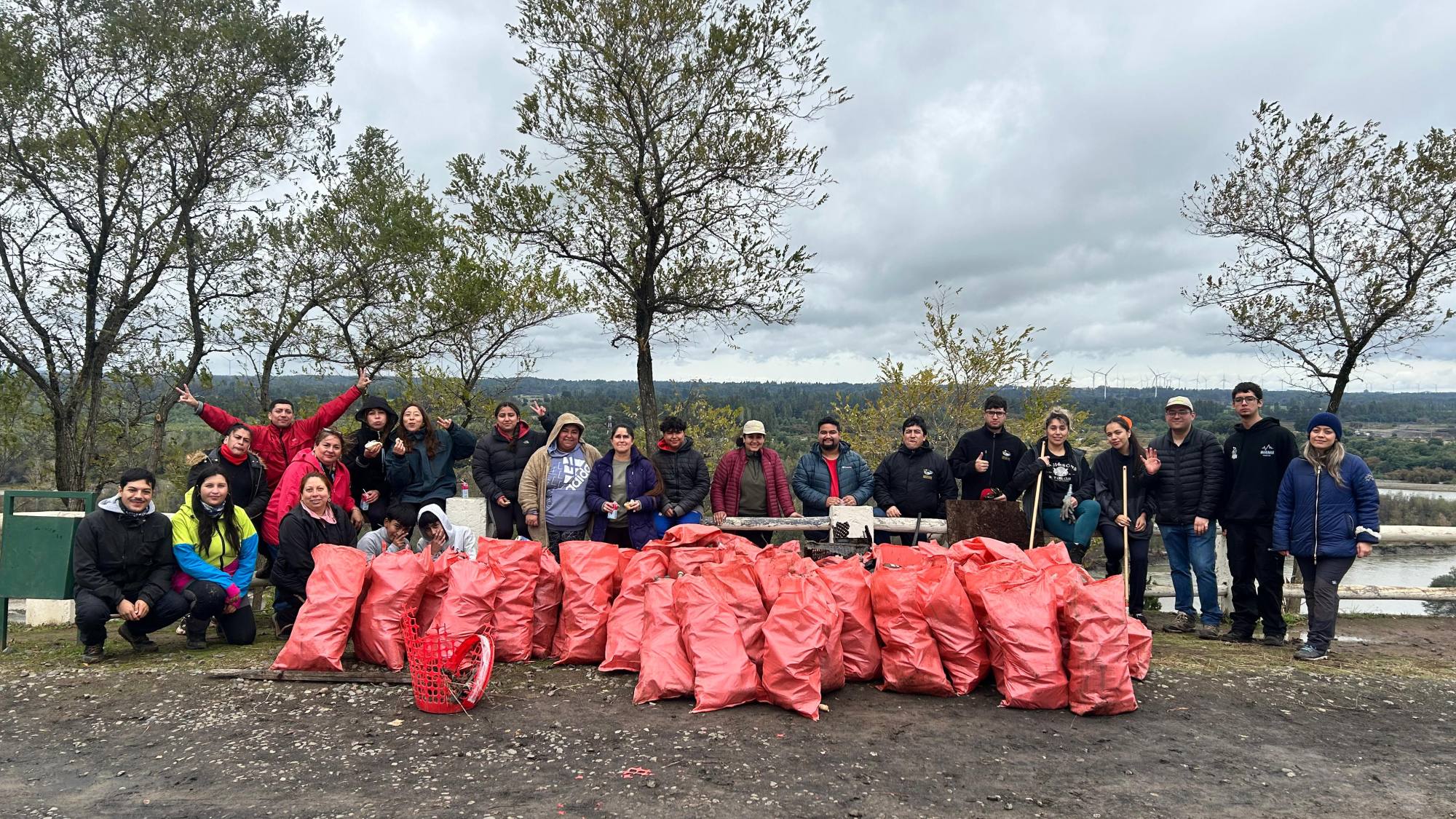 Éxito en Negrete: comunidad limpió el histórico Cerro Marimán pese a la lluvia