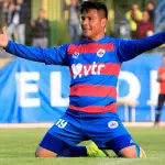 Óscar Salinas posa con las camisetas de su carrera en su despedida del fútbol, recordando una trayectoria marcada por goles, sacrificio y amor por el juego., IG: maissenitaa