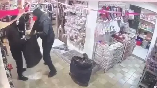 Violento robo en Coronel: Delincuentes enmascarados encañonan a dueña de local y huyen con botín millonario