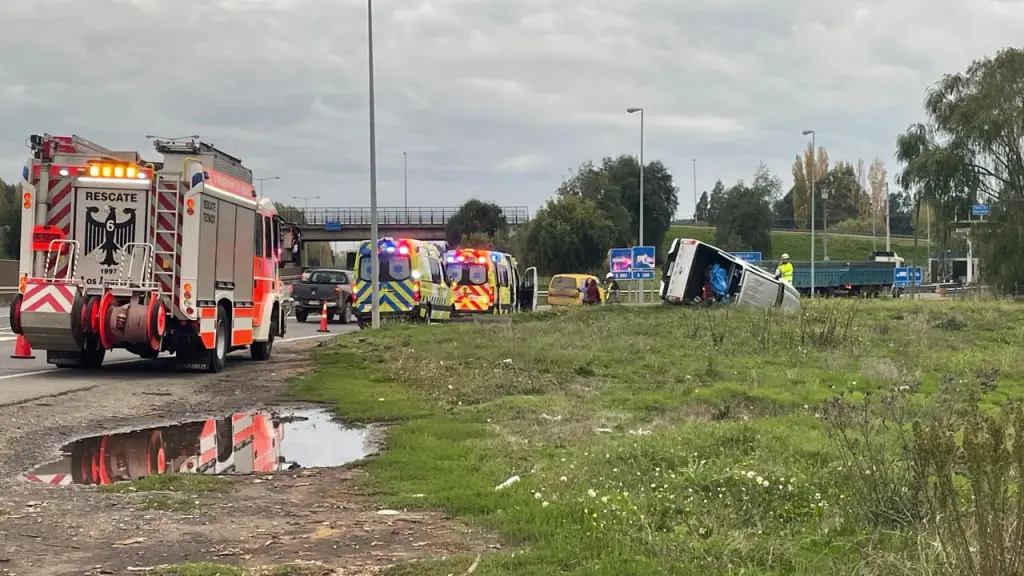 AHORA: Cuatro personas resultan lesionadas tras volcamiento de vehículo en zanja al sur de Los Ángeles, La Tribuna 