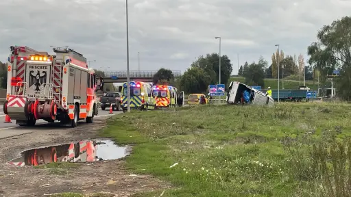 AHORA: Cuatro personas resultan lesionadas tras volcamiento de vehículo en zanja al sur de Los Ángeles