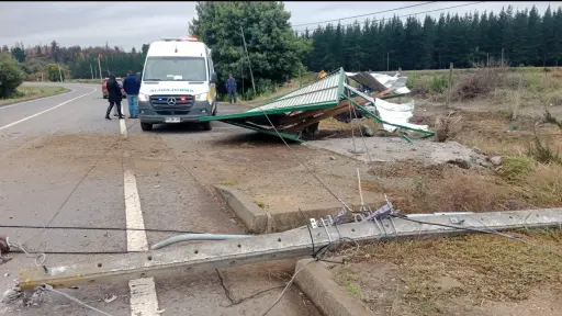 Un automovista chocó contra paradero y poste en ruta Laja-Millantú