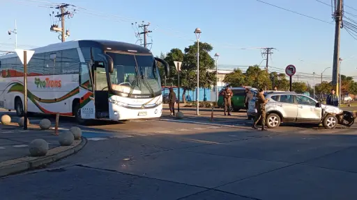 Colisión entre auto y bus genera congestión en avenida Padre Hurtado en Los Ángeles