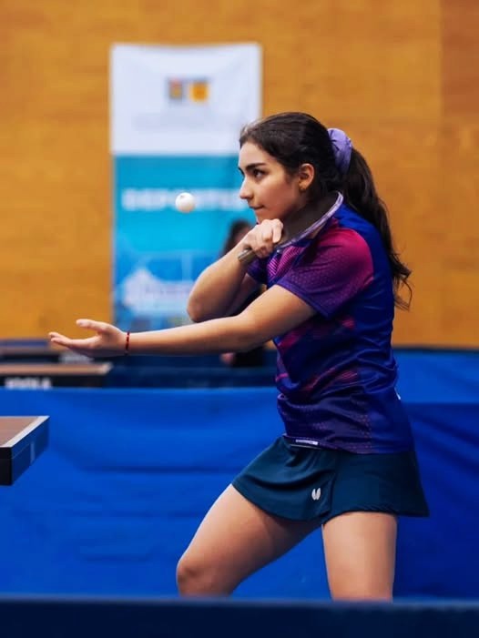 Isidora Barrios en plena competencia demostrando todo su talento en el tenis de mesa / La Tribuna