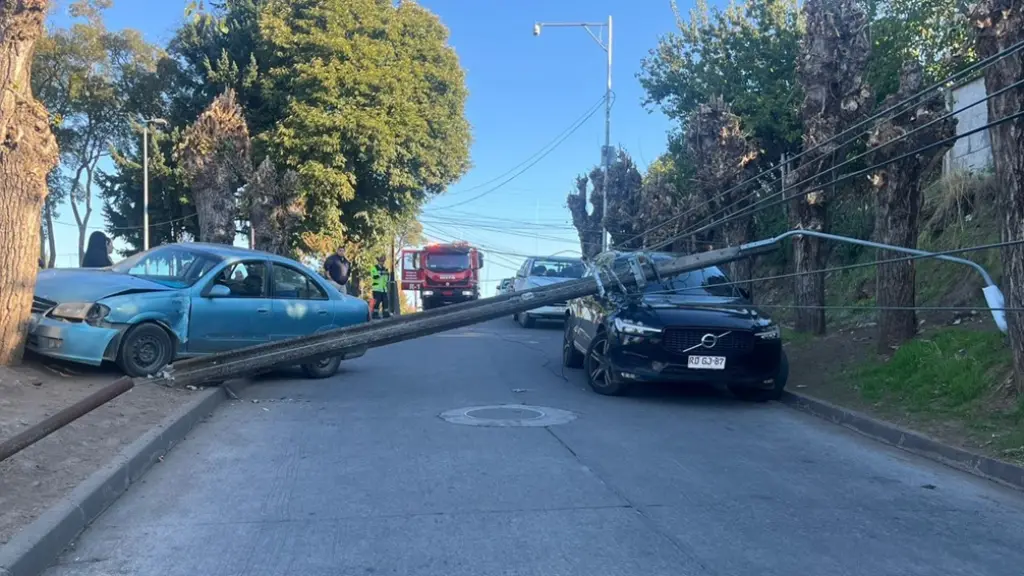 Impacto de un automóvil contra una estructura eléctrica derivó en la afectación de un segundo vehículo en el lugar., Cuerpo Bomberos Nacimiento