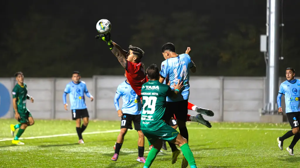 El portero visitante, Cristóbal González, respondió de gran manera en cada intento de la ofensiva de Comunal Cabrero / La Tribuna