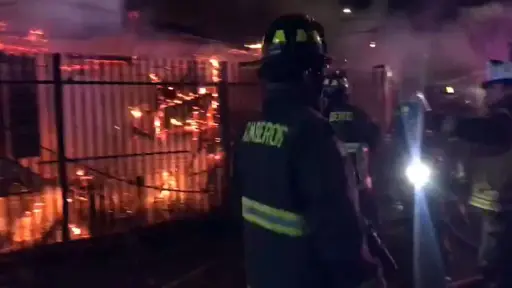 AHORA: Incendio en Negrete deja una persona fallecida y dos casas completamente calcinadas