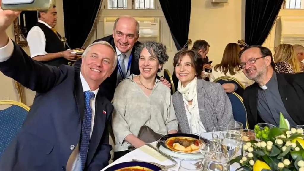 Nadie cuestiona con quién se junta el Presidente, pero no puede usar La Moneda como si fuera su quincho, indicó la senadora Cicardini. , The Clinic