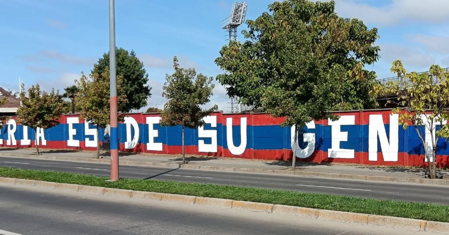 Este es el cuestionado mural, el que le da identidad a un club que representa a Los Ángeles en la Tercera División B / La Tribuna