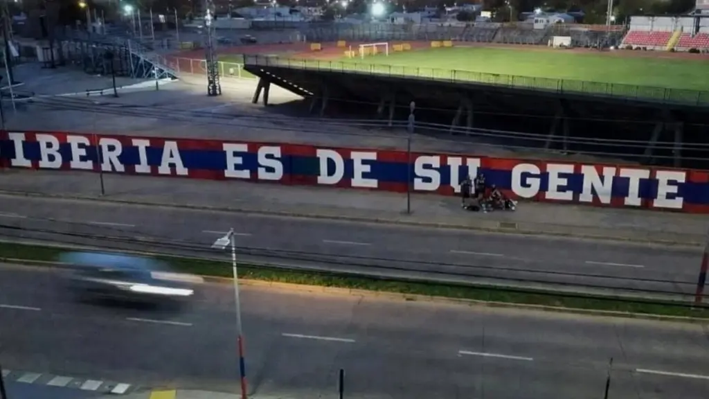 Este es el cuestionado mural, el que le da identidad a un club que representa a Los Ángeles en la Tercera División B, Cedido