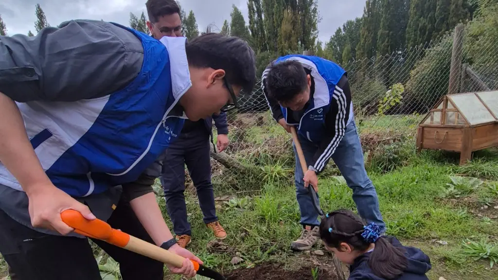 Durante la actividad, los niños y niñas mostraron una gran motivación e interés en la plantación de las especies arbóreas.
