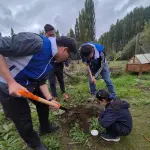 Durante la actividad, los niños y niñas mostraron una gran motivación e interés en la plantación de las especies arbóreas.