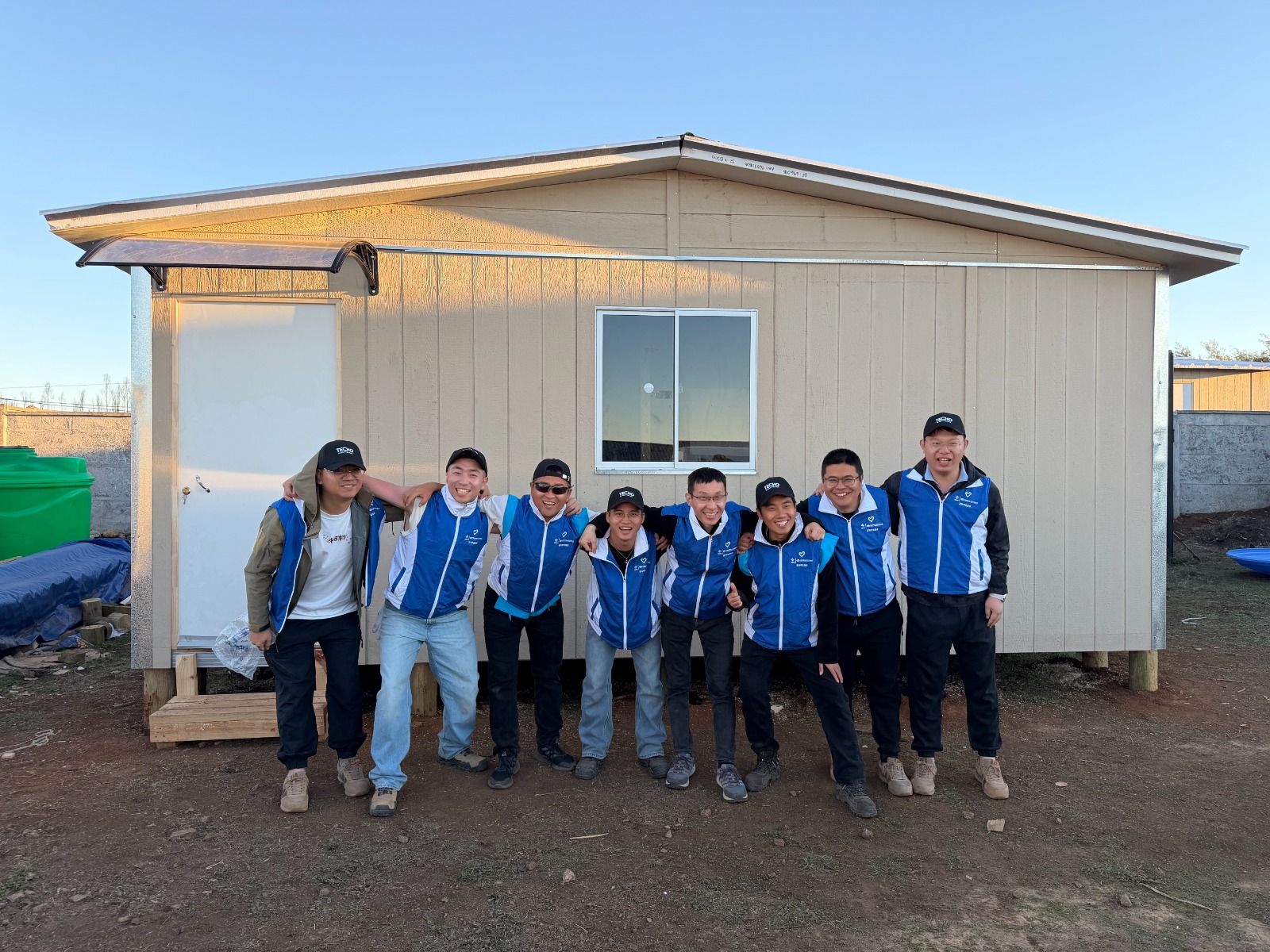 Un grupo de ocho voluntarios de nacionalidad china, trabajadores de la empresa Rucalhue Energía, cambiaron por un día sus labores habituales para asumir una tarea distinta: ayudar a reconstruir la vida de una familia afectada por los incendios que azotaron la Región del Biobío el pasado verano. / Rucalhue Energía SpA