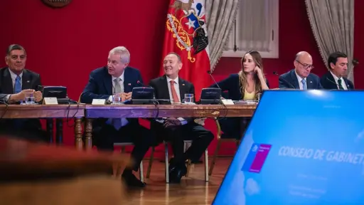 Auditoría al Estado detecta más de USD 140 millones en entidades nuevas, 100 mil licencias y compras reiteradas