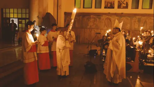 Obispo llama a no creer que el mal tiene la última palabra en Vigilia Pascual
