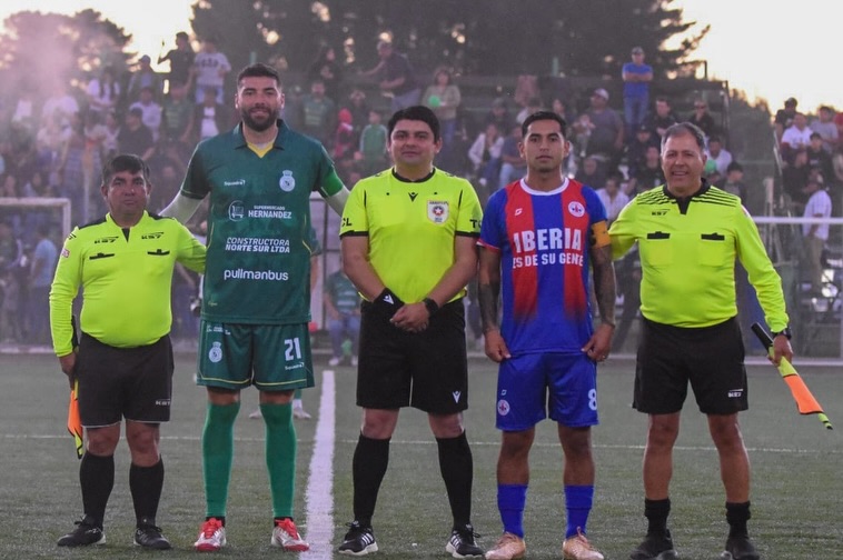 Pablo Sanhueza del elenco anfitrión y Jonathan Andia de Iberia fueron los capitanes de los equipos / Iberia CDSC