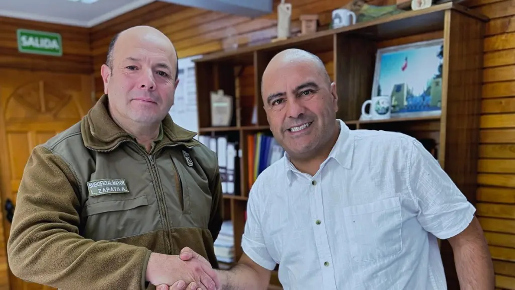 El alcalde de Quilaco, Pablo Urrutia, junto al suboficial mayor de Carabineros, Luis Zapata, tras el reconocimiento a su labor en la comuna., Municipalidad de Quilaco.