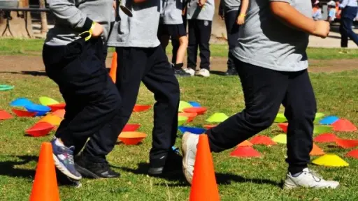 Día del Deporte: Colegio triplica horas de actividad física para combatir la obesidad infantil