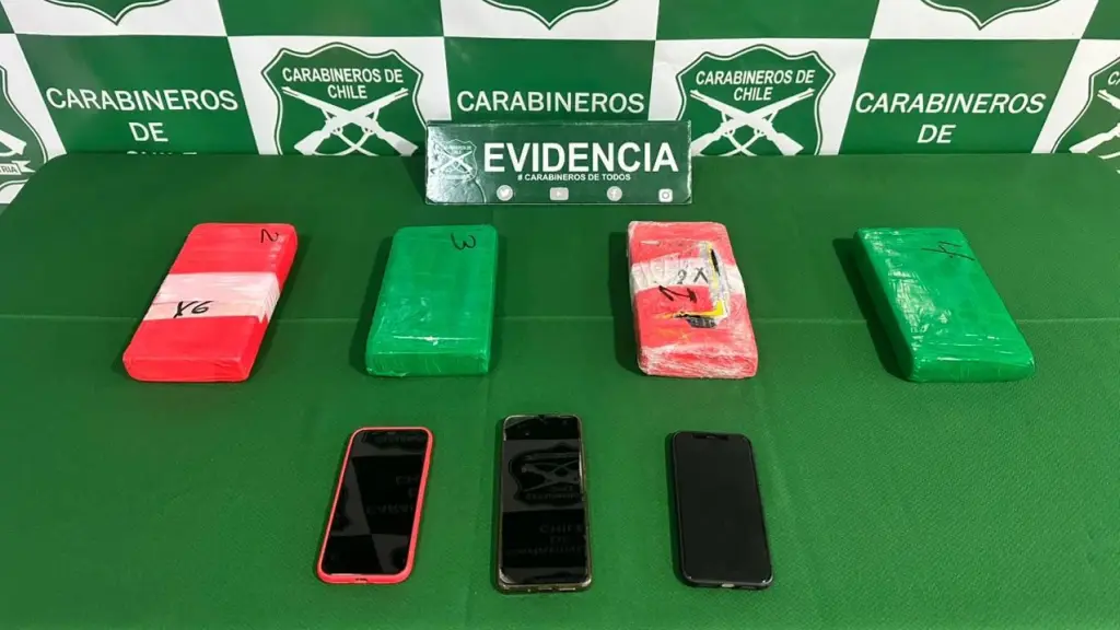 Droga y celulares fueron incautados por personal especializado del O.S.7, Carabineros de Chile