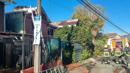 Bombero resulta con lesión grave en incendio que destruyó dos viviendas en Laja