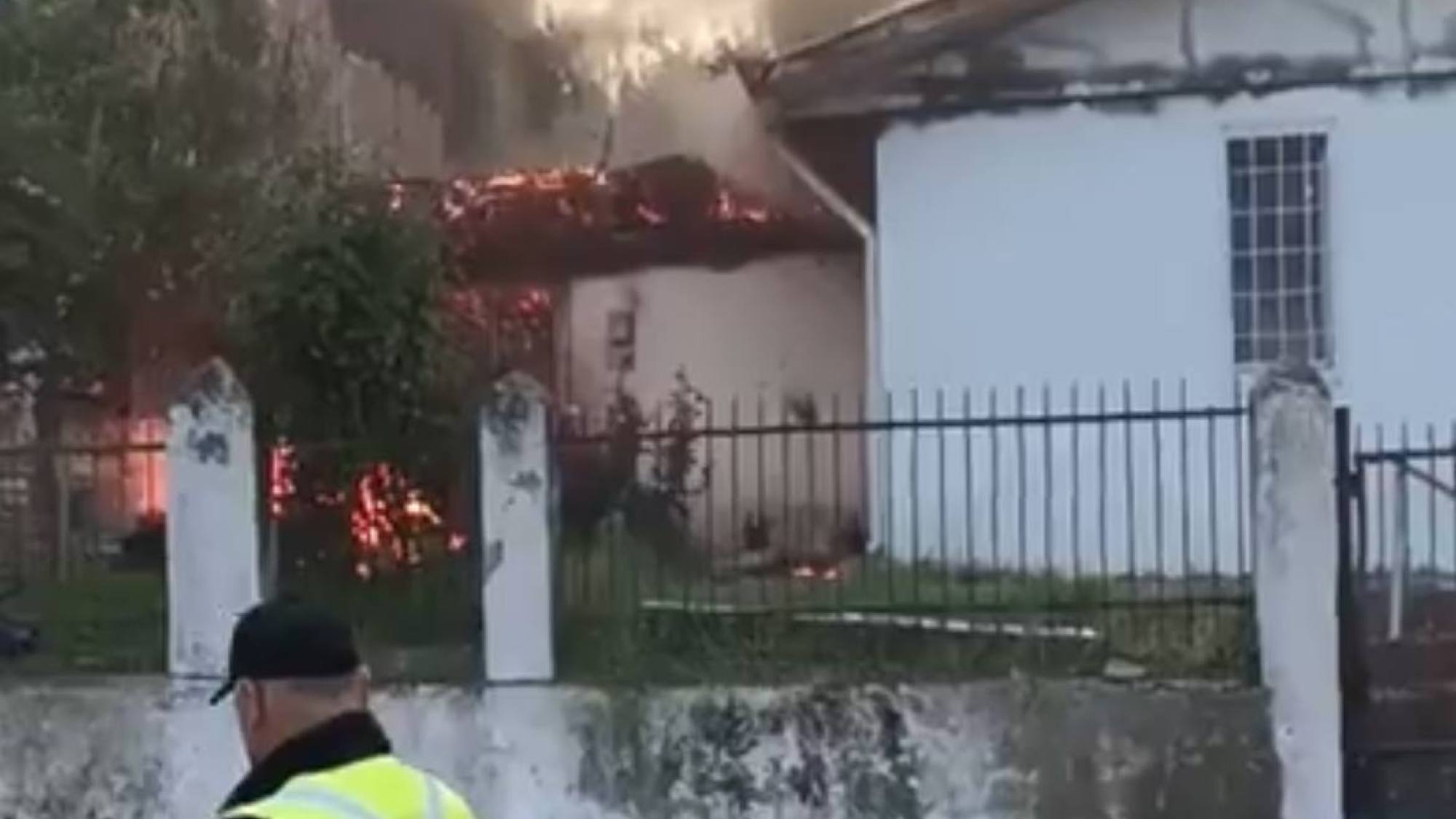 Bombero resulta con lesión grave en incendio que destruyó dos viviendas en Laja