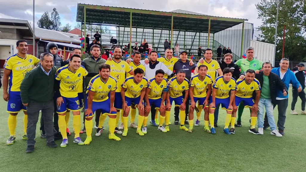 El plantel senior de Orompello celebra unido tras la contundente victoria en el partido de ida, resultado que los deja a un paso del título provincial, aunque con la mirada firme en el decisivo duelo de este domingo en Cabrero, La Tribuna