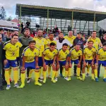 El plantel senior de Orompello celebra unido tras la contundente victoria en el partido de ida, resultado que los deja a un paso del título provincial, aunque con la mirada firme en el decisivo duelo de este domingo en Cabrero, La Tribuna