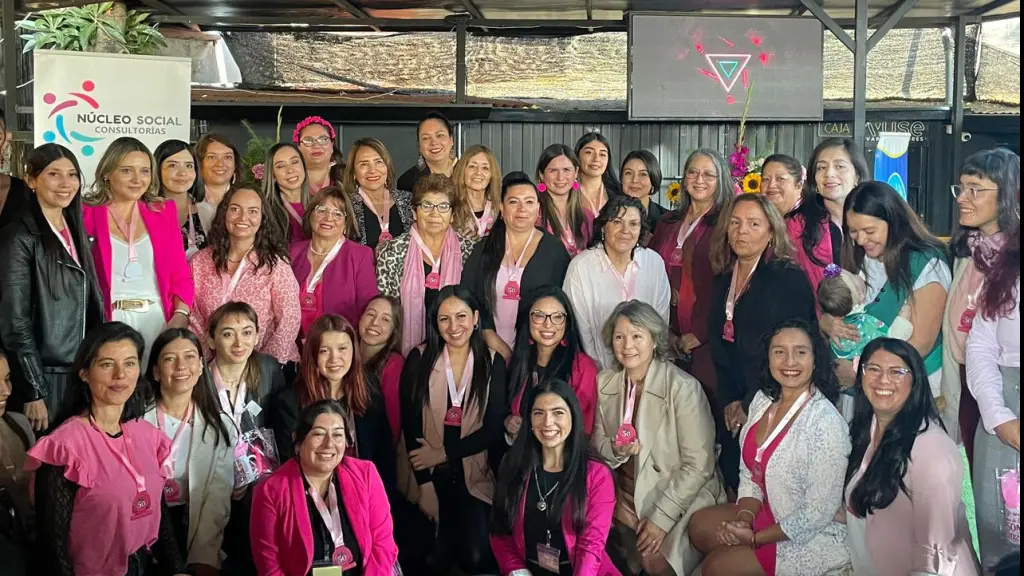 Durante la actividad se dispuso un espacio con fotografías y reseñas individuales que permitió a las asistentes conocer los perfiles y trayectorias de las participantes., Cedida