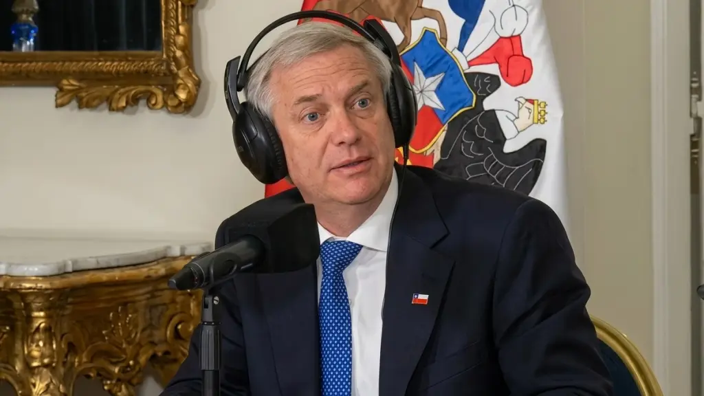 El Presidente José Antonio Kast durante la entrevista realizada desde el Palacio de La Moneda en cadena nacional de radios Archi., Captura