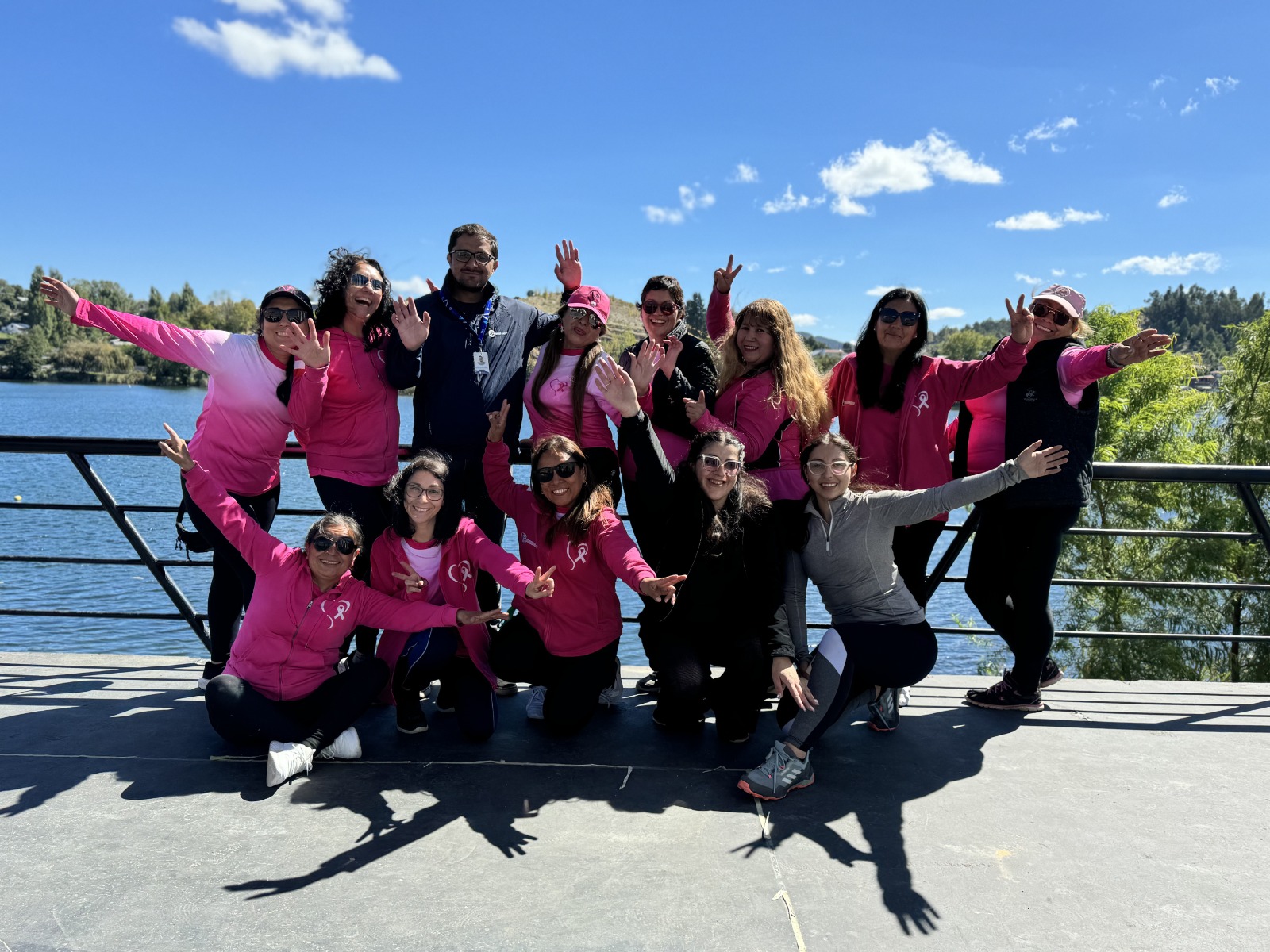 En la actividad participaron más de 15 remadoras rosas. / Andes Salud