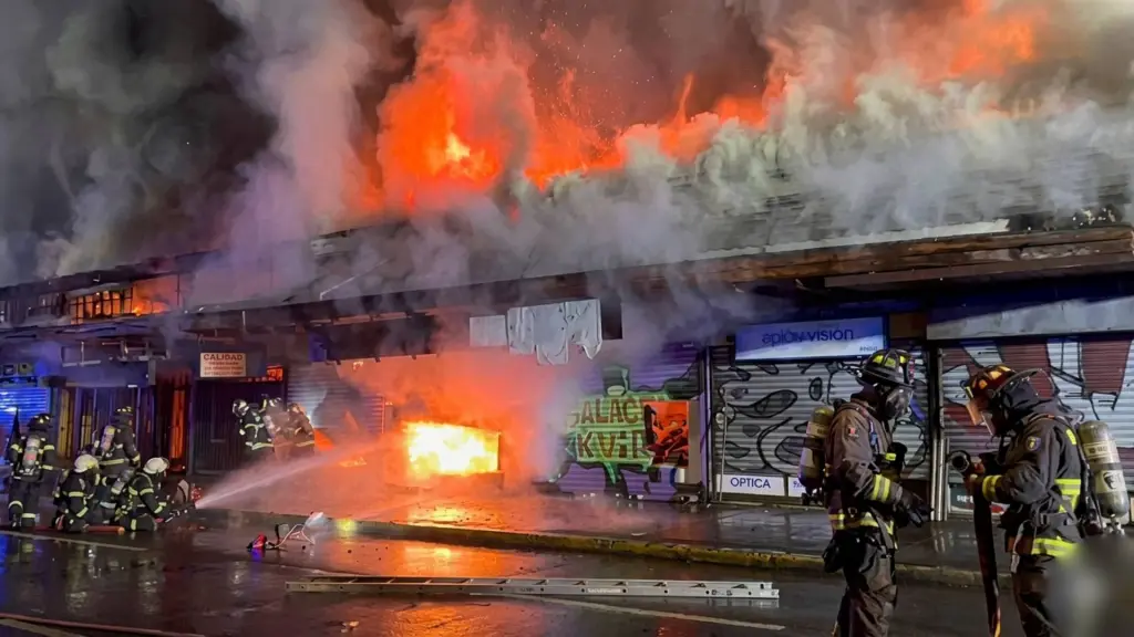 Labores de Bomberos permitieron controlar el fuego en la galería, con daños concentrados en el sector comercial afectado., Captura