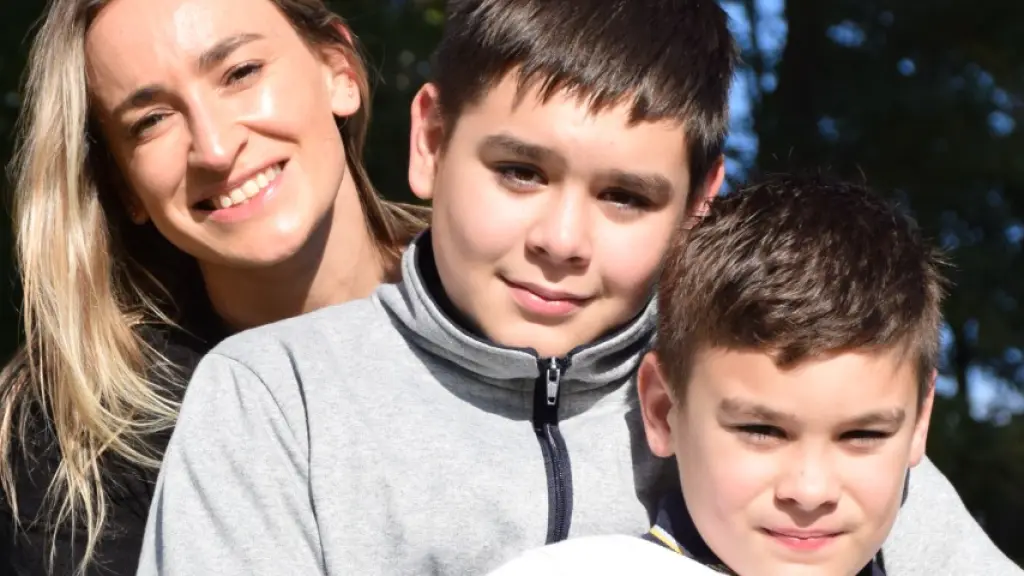 Javiera junto a sus hijos, Iñigo (12) y Santiago (9), quienes son el centro de su vida y su principal motivación.