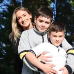 Javiera junto a sus hijos, Iñigo (12) y Santiago (9), quienes son el centro de su vida y su principal motivación.