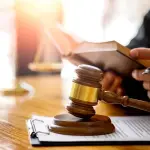  La querella de capítulos es una acción judicial que opera como un requisito previo para perseguir la responsabilidad penal de autoridades como jueces, fiscales judiciales y fiscales del Ministerio Público, contexto