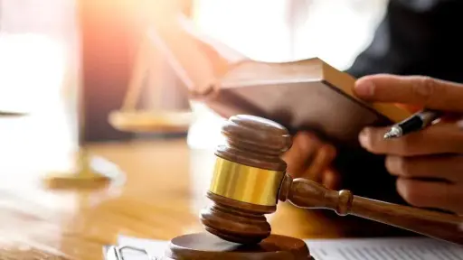 Qué es una querella de capítulos y por qué la Fiscalía la usó contra la jueza de Los Ángeles