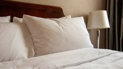 Un buen descanso empieza por el soporte adecuado: cómo elegir la mejor opción de almohadas y fundas en Chile