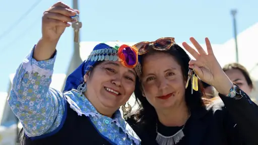 Fueron 20 años de lucha: la emoción de beneficiarias tras entrega de 81 viviendas en Yumbel
