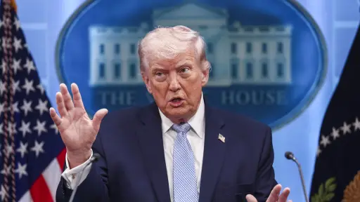 Trump amenaza con aranceles a quien venda armas a Irán y habla de un cambio de régimen