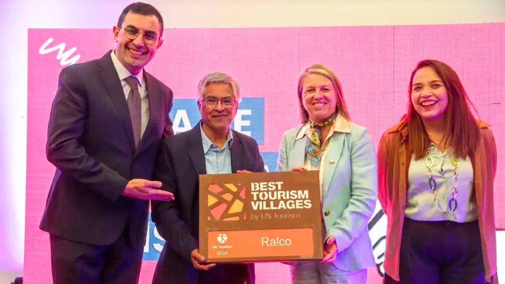 El alcalde Félix Vita recibió en Concepción la placa del reconocimiento otorgado en 2024 a Ralco como uno de los mejores pueblos turísticos del mundo., Municipalidad de Alto Biobío Comunicaciones Interculturales