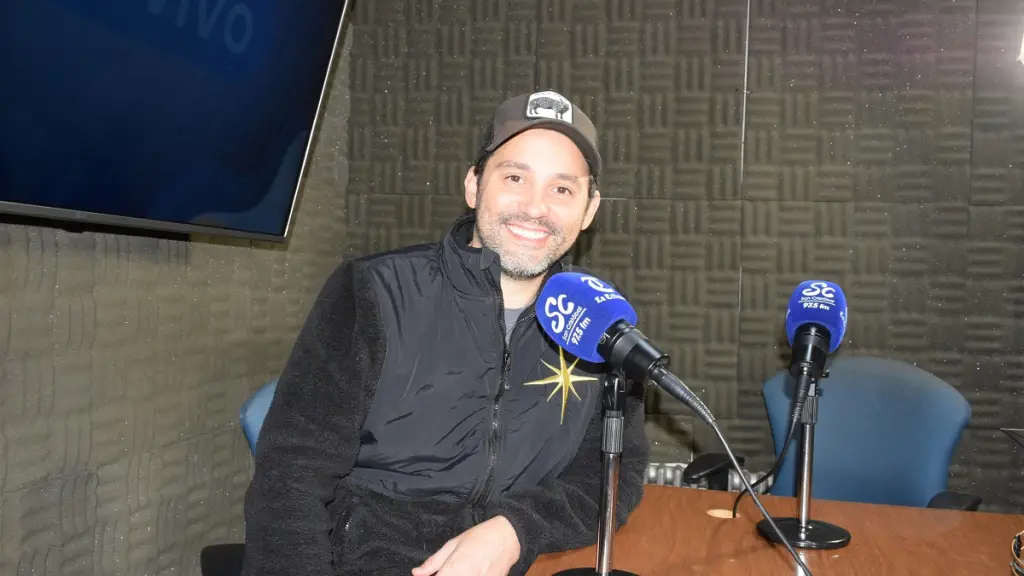 Keno Manzur, director nacional del certamen, abordó en Radio San Cristóbal el desarrollo de la instancia en la comuna y los alcances del proceso local., Fredy Muñoz | La Tribuna