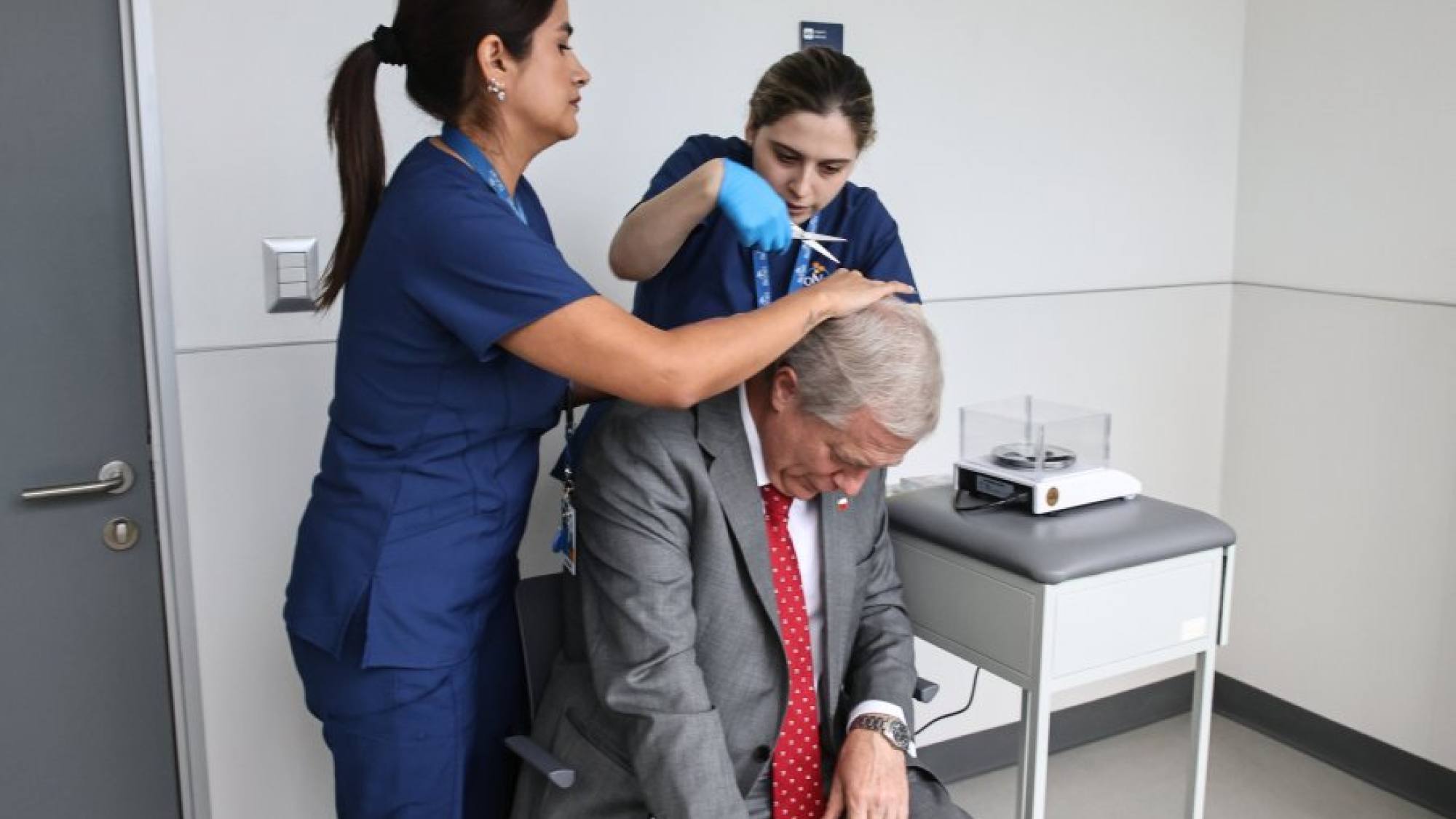 Gobierno propone test de drogas obligatorio y público para autoridades políticas: Presidente Kast se realiza examen capilar