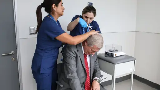 Gobierno propone test de drogas obligatorio y público para autoridades políticas: Presidente Kast se realiza examen capilar
