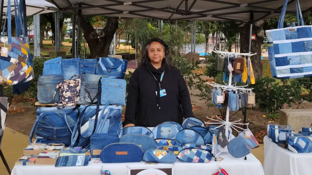 A sus más de 50 años, Jacqueline encontró en el reciclaje textil no solo una fuente de ingresos, sino una forma de demostrar que la creatividad no tiene edad., Diario La Tribuna