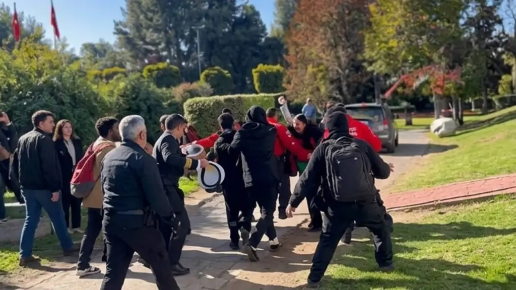 Ministra de Ciencia debió ser escoltada tras incidente registrado al término de una actividad en la Universidad Austral de Chile, en Valdivia, Redes sociales
