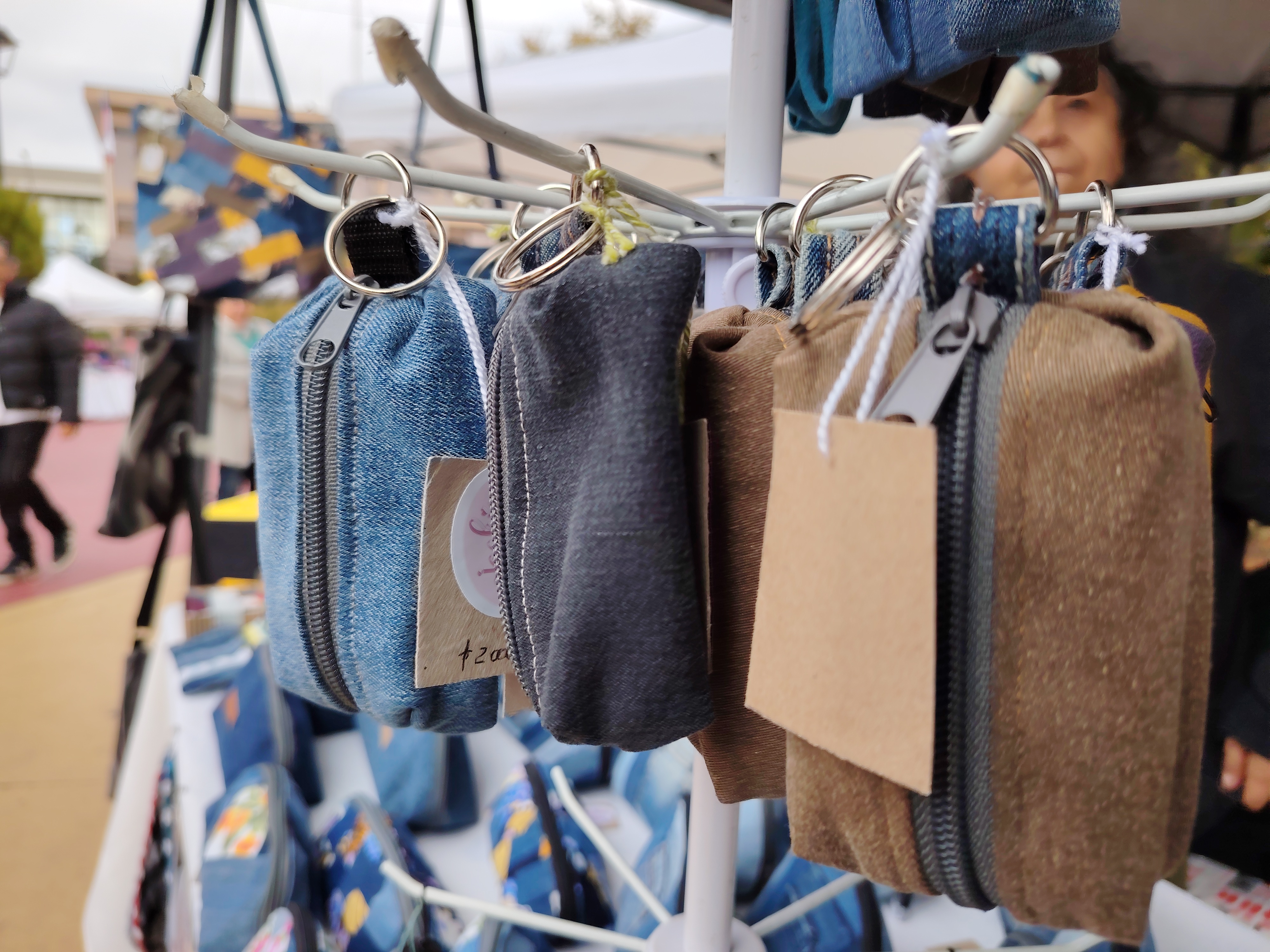 Ella utiliza la técnica del patchwork, un proceso minucioso que consiste en unir trozos de tela para crear una nueva composición. / Diario La Tribuna