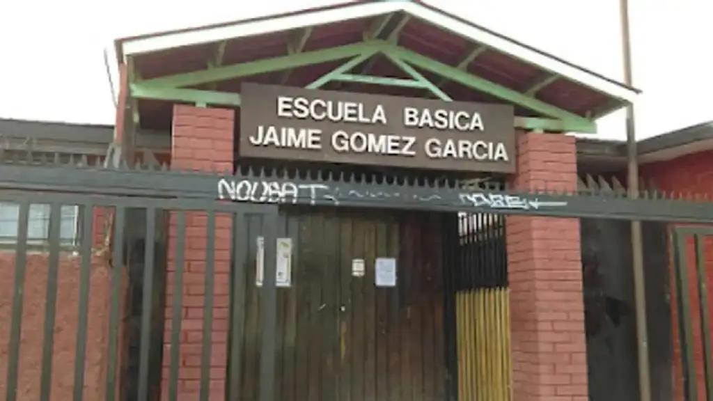 Según los antecedentes preliminares, el agresor habría abordado a la víctima portando un cuchillo de cocina, con el cual lo atacó en dos ocasiones por la espalda., redes sociales