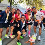 Atletas del Team Santa María Running celebran tras cruzar la meta en la Maratón de Santiago: José Luis Parra, Rocío Domínguez, Andrea Spano, Fernando Ponce, Francisca Vásquez y José Antonio Parra, La Tribuna