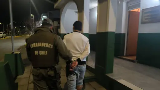 Carabineros detiene a sujeto con arma blanca y objeto contundente en Dichato