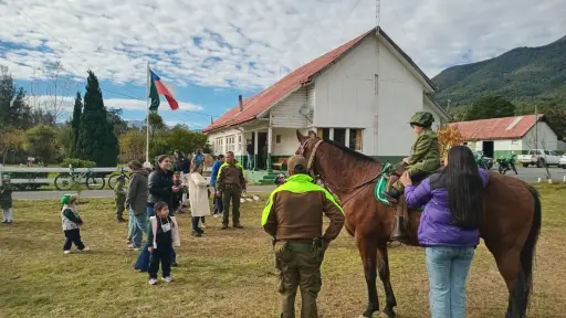 Niños de escuela de lenguaje de Antuco visitan tenencia de Carabineros y comparten jornada educativa