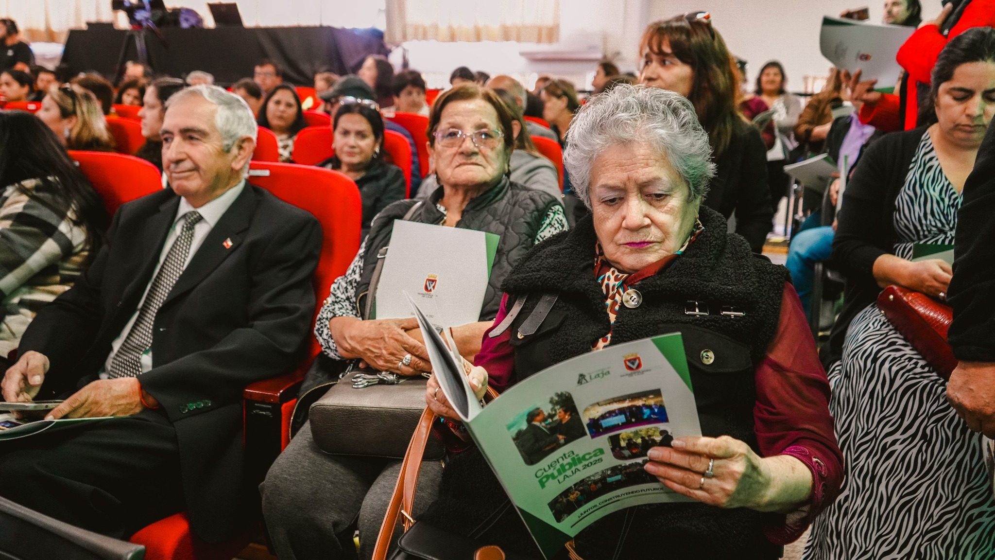 A auditorio lleno, también habitantes de Laja llegaron a escuchar la Cuenta Pública del alcalde Valdimir Fica. / Municipalidad de Laja